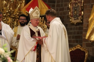 arcybiskup marek jędraszewski i proboszcz przemysław soboń